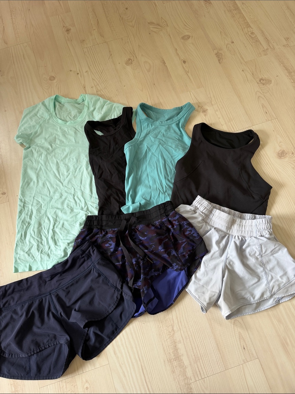 Bundle lululemon tops and shorts sz 0 / 2 read description as is